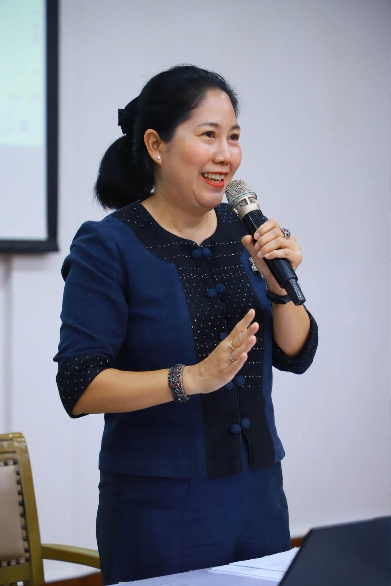 title - บรรยายให้ความรู้ในหัวข้อทิศทาง ส.ป.ก. ในอนาคต (ALRO Future Directions) มุ่งเน้นการปรับเปลี่ยนยุทธศาสตร์เชิงรุกเพื่อรับมือกับความท้าทายในโลก ทั้งสังคมเกษตรกรสูงวัย การขยายตัวของเมือง วิกฤตภูมิอากาศ และเทคโนโลยี AI โดยการขับเคลื่อนจะเน้นบูรณาการฐานข้อมูลอัจฉริยะ (ALRO One Data)